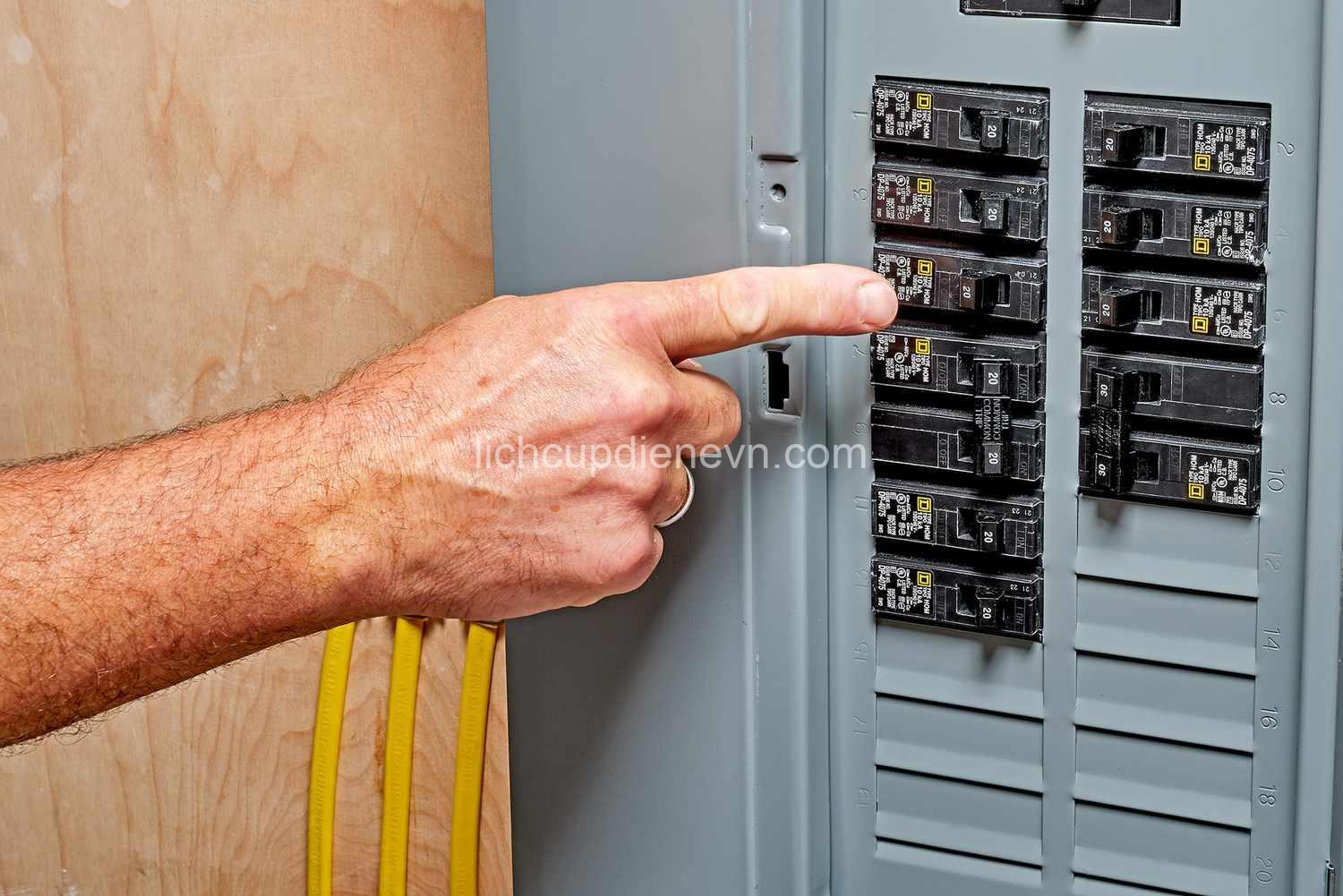 How to Reset a Tripped Circuit Breaker:  Safety Guide & Troubleshooting Tips